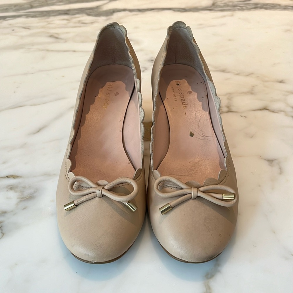 Women’s Kate Spade blush scalloped pumps size lightly worn, excellent condition